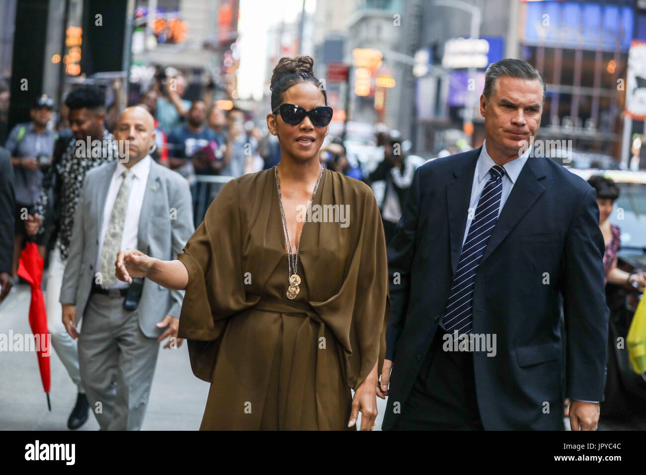 New York, USA. 3rd Aug, 2017. American actress Halle Berry is seen arriving on a television program in the Times Square area of New York this Thursday, 03. Credit: Brazil Photo Press/Alamy Live News Stock Photo