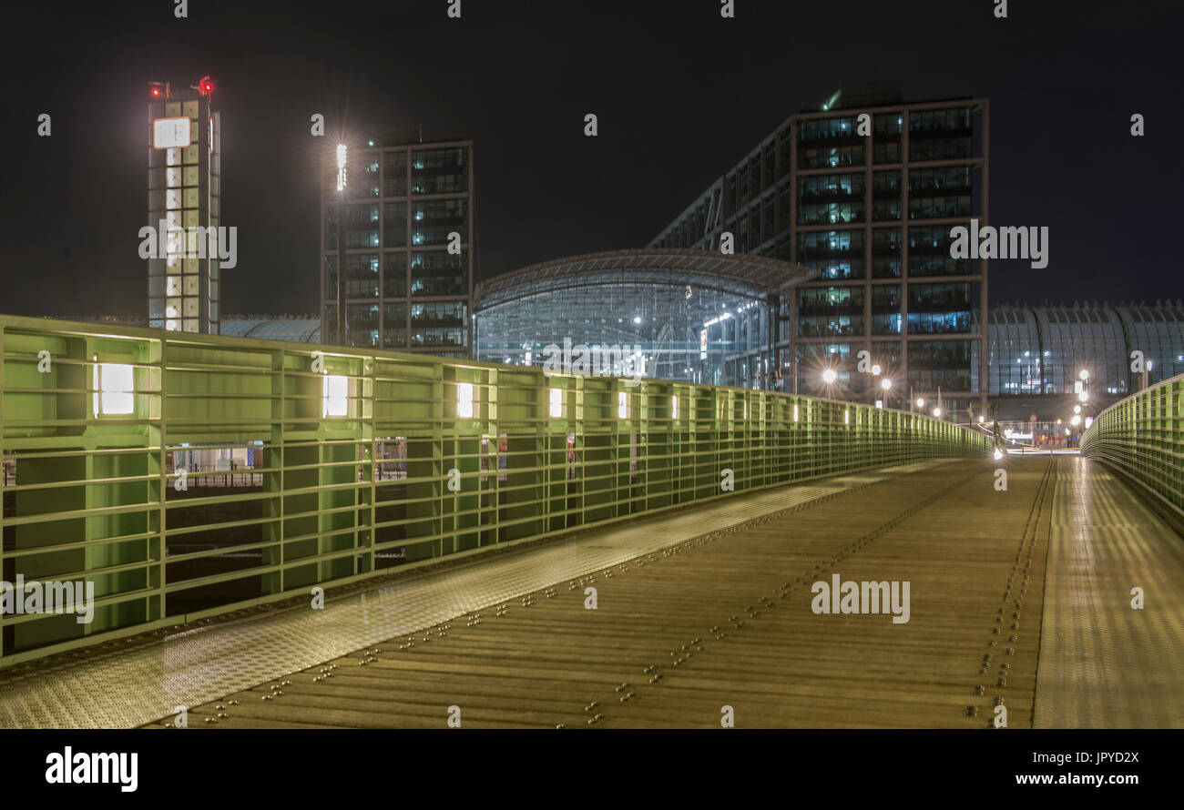 The illuminated Gustav Heinemann Bridge between the central train station and the government quarter in Berlin, Germany, 3 August 2017. Photo: Paul Zinken/dpa/ZB Stock Photo
