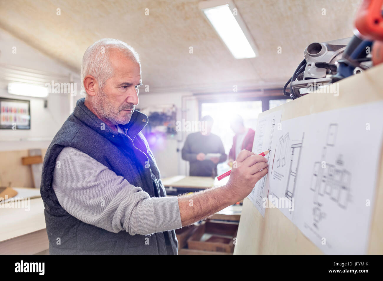 Craft workshop for seniors hi-res stock photography and images - Alamy