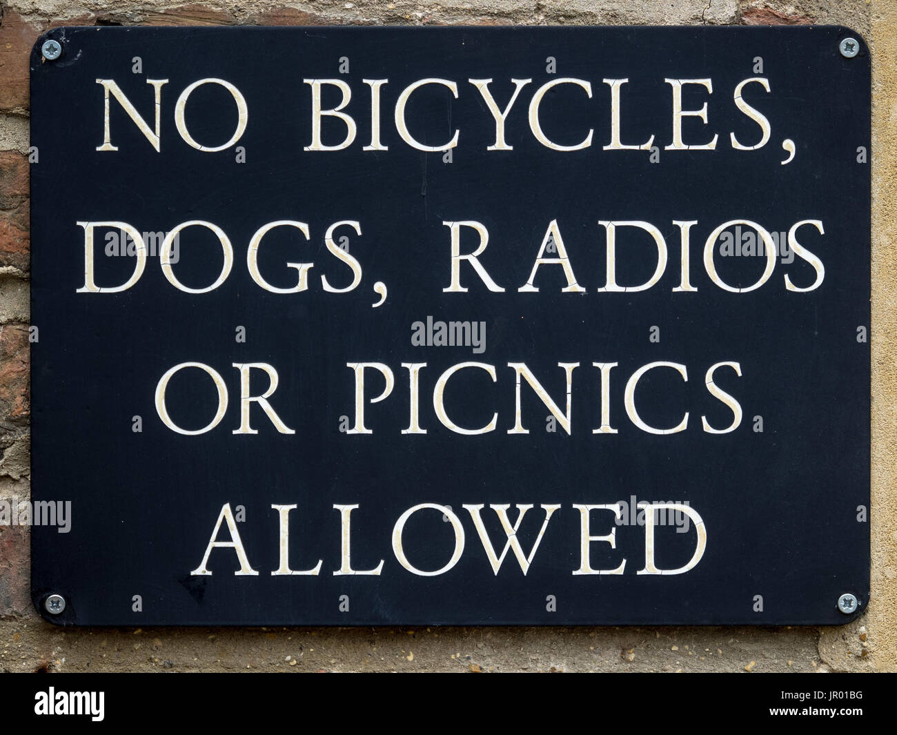 Cambridge College Restrictions Sign - No Bicycles, No Dogs, No Radios and no Picnics allowed in the college grounds Stock Photo