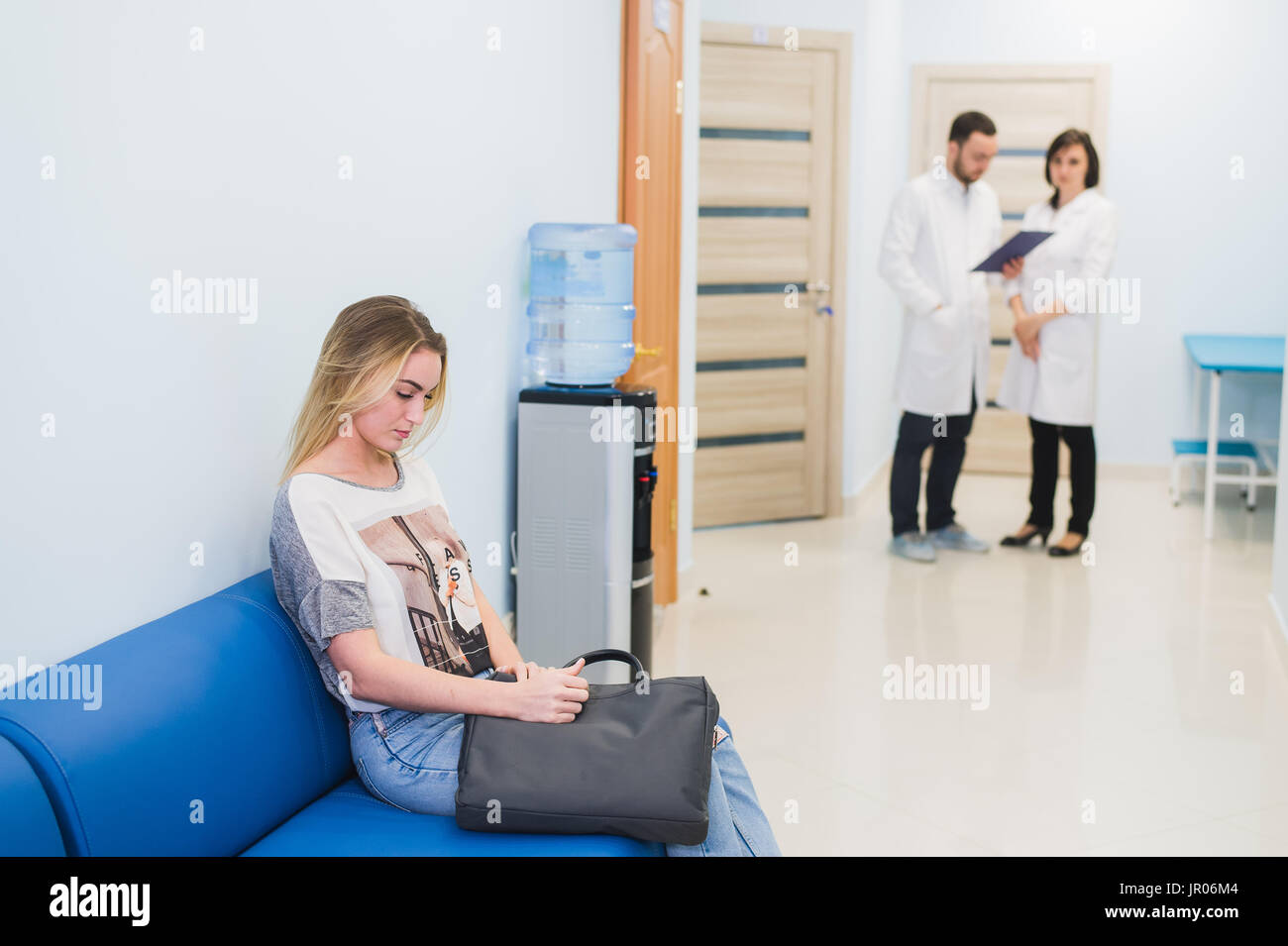 Девушка на больничной кровати. Девушка сидит в больнице. Девушка сидит в больнице. Девушка в больничной палате. В больнице девушка сидит.