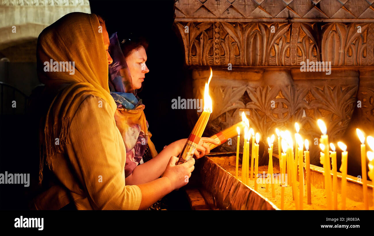 Prayers lighting candles in Holy Sepulcher Church Stock Photo Alamy
