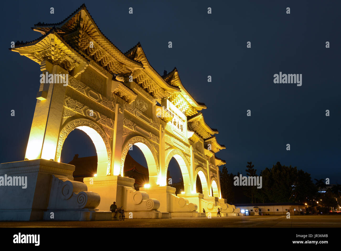 Night view of the Gate of Integrity at Liberty Square in Taipei, Taiwan. The Chinese text says: 'Liberty Square' Stock Photo