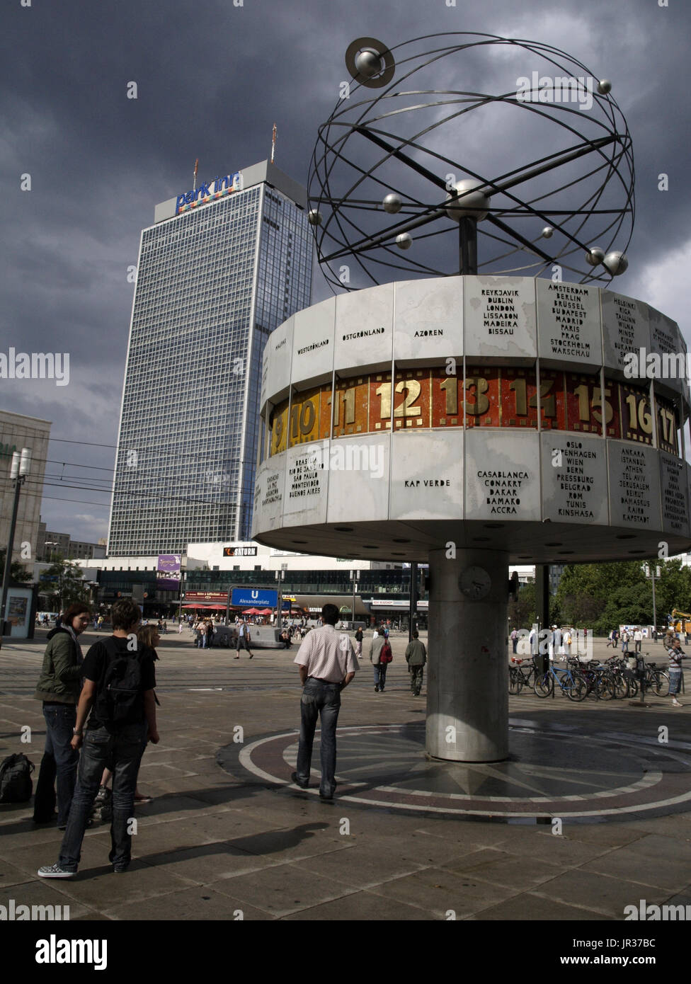 URANIA WELTZEITUHR CLOCK ALEXANDER PLATZ MITTE BERLIN GERMANY - ALEXANDER  PLATZ MEETING POINT - HORLOGE UNIVERSELLE ALEX PLATZ © Frédéric BEAUMONT  Stock Photo - Alamy