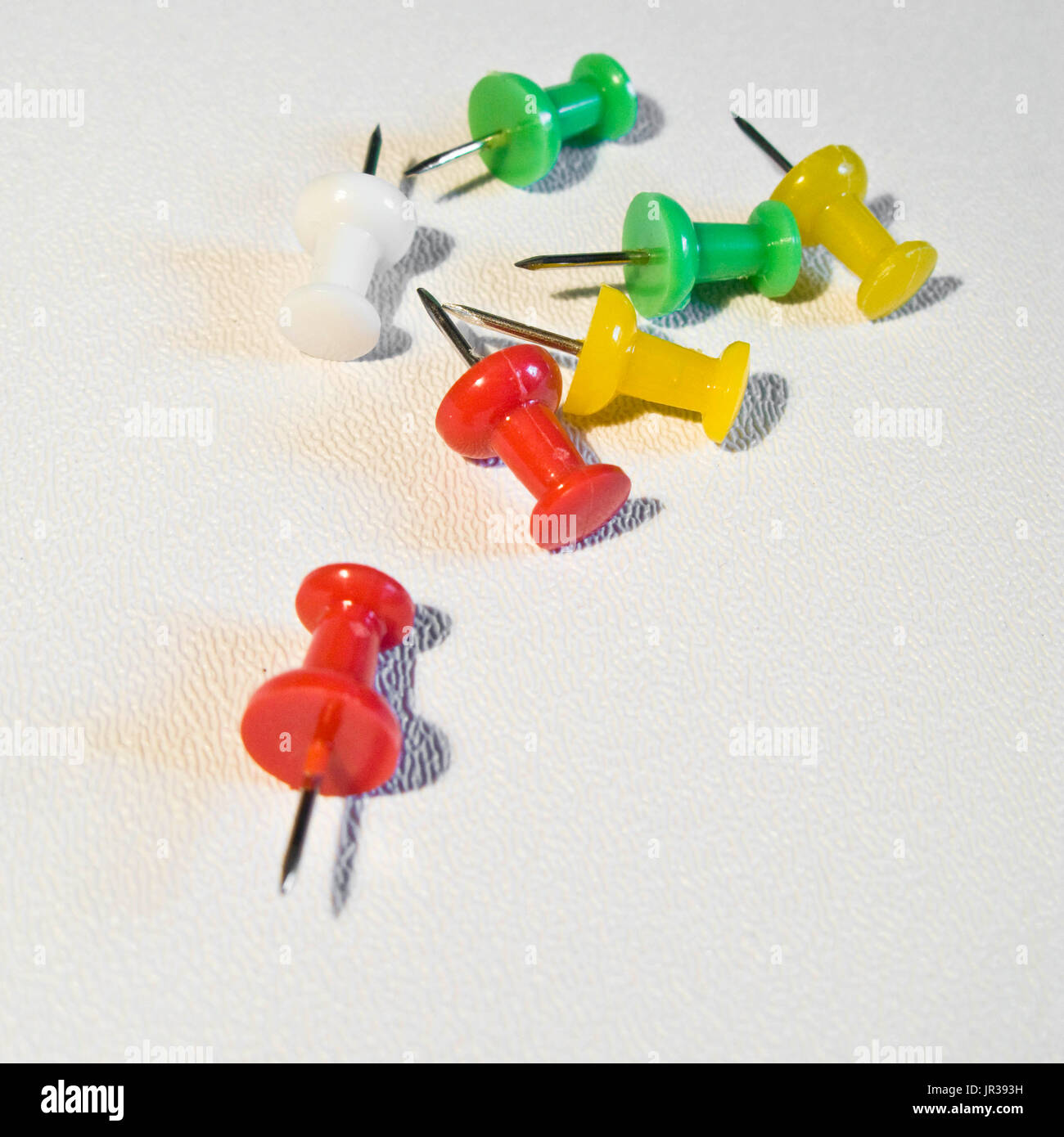 Coloured drawing pins hi-res stock photography and images - Alamy