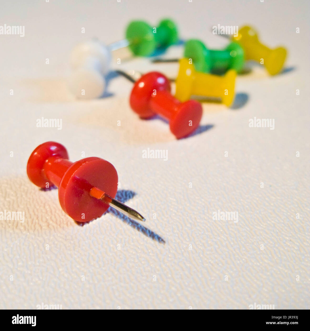 Coloured drawing pins hires stock photography and images Alamy
