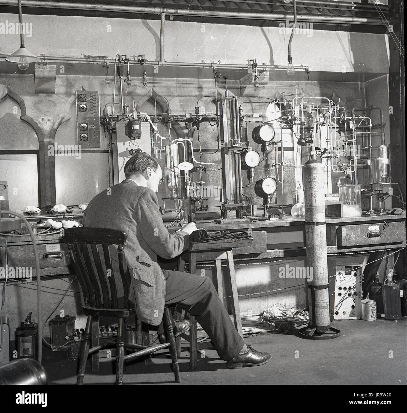 1948, historical, male scientist working in the laboratory using the apparatus for the compressibility of solids, Oxford University, Oxford, England, UK. Stock Photo