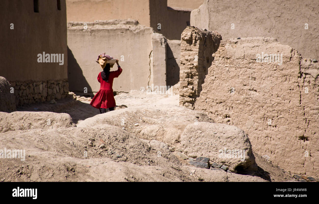 Girl carryiong bread in the suburbs of Kabul, Afghanistan Stock Photo
