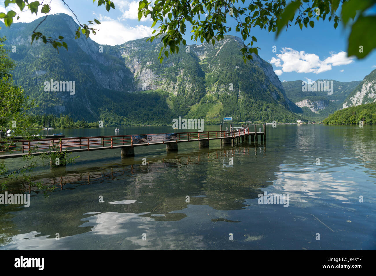 Anlegestelle Obertraun  am Hallstätter See, Salzkammergut, Oberösterreich, Österreich  |   Obertraun landing pier on the shore of lake Hallstätter See Stock Photo