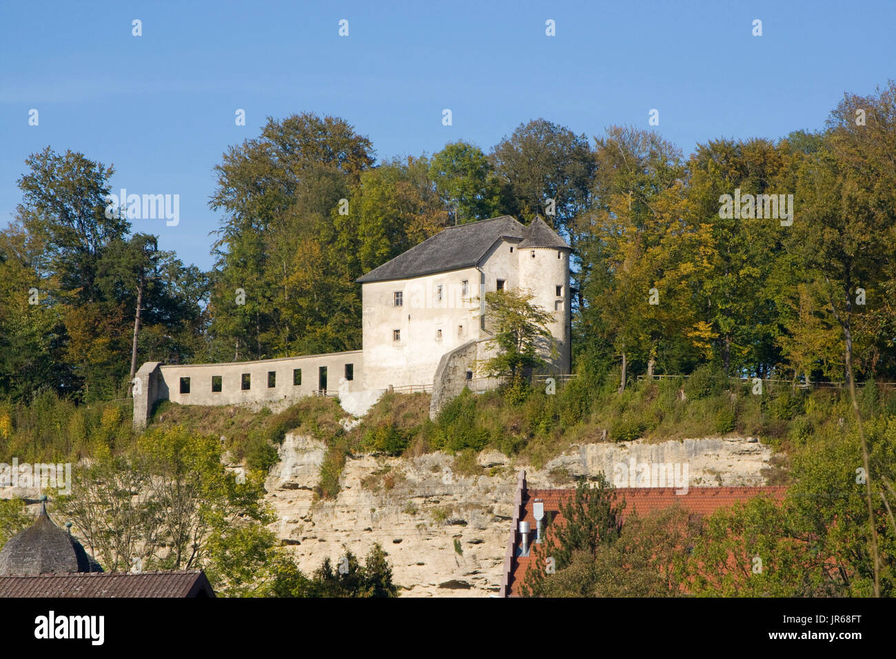 Stein(Bavaria): Upper Castle above rock castle with trees in autumn color; das Hochschloss in Stein über der Höhlenburg Stock Photo