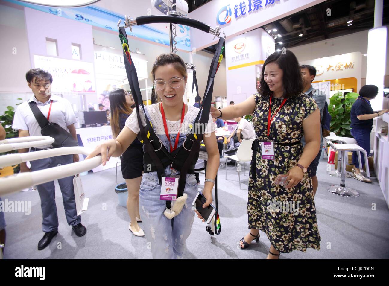 しろ 170804) -- BEIJING, Aug. 4, 2017 (Xinhua) -- An elderly uses an