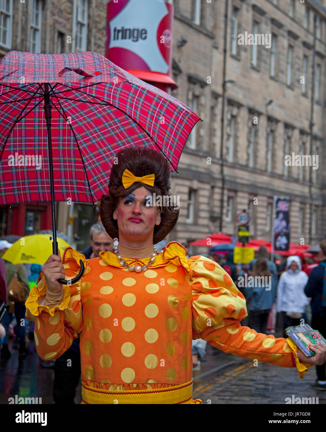 04. Aug. 2017. Edinburgh Fringe, High Street, UK. Nanny Knickerbocker actor with Robin Hood The Panto not impressed with the wet weather on the first day of the 2017 Fringe Festival Stock Photo