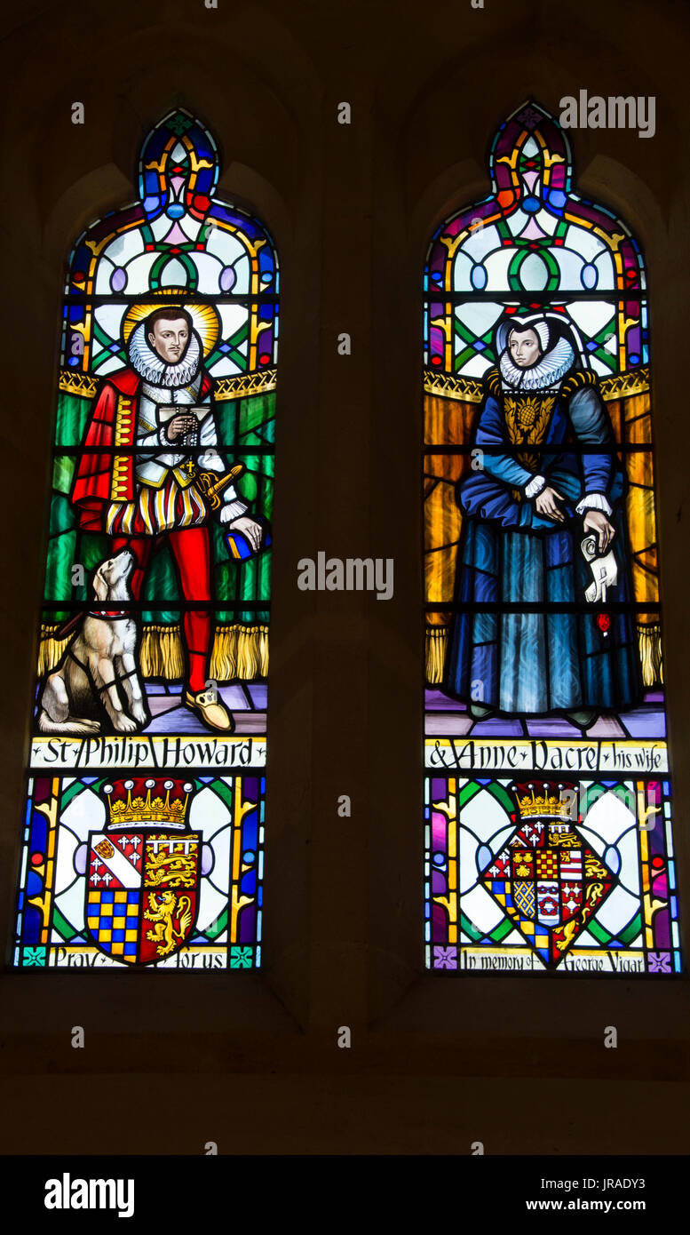 SUSSEX; ARUNDEL; INT.CATHEDRAL; STAINED GLASS PHILIP HOWARD & ANNE DACRE Stock Photo