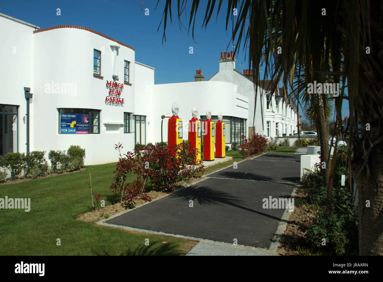 MANOR ROAD GARAGE, EAST PRESTON, WEST SUSSEX, WHICH WAS ONCE A DERELICT ART DECO PERTOL AND NOW TRENDY FLATS Stock Photo