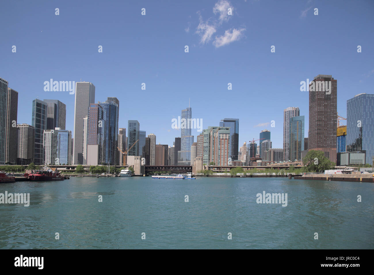 chicago river and downtown chicago illinois Stock Photo - Alamy