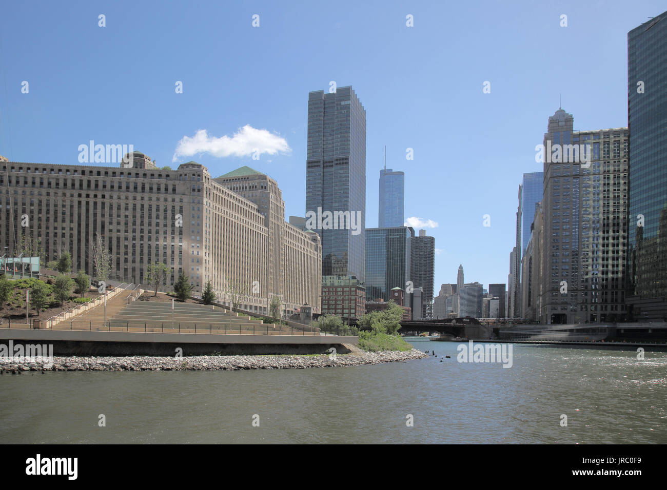 chicago river and downtown chicago illinois Stock Photo - Alamy