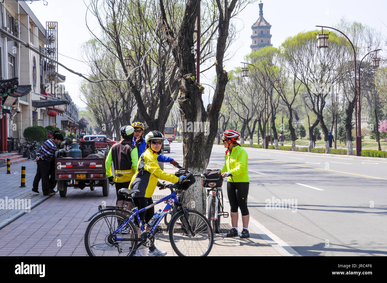 Touring Caucasian cyclists and their guid cycling in Chengde, Hebei Stock Photo