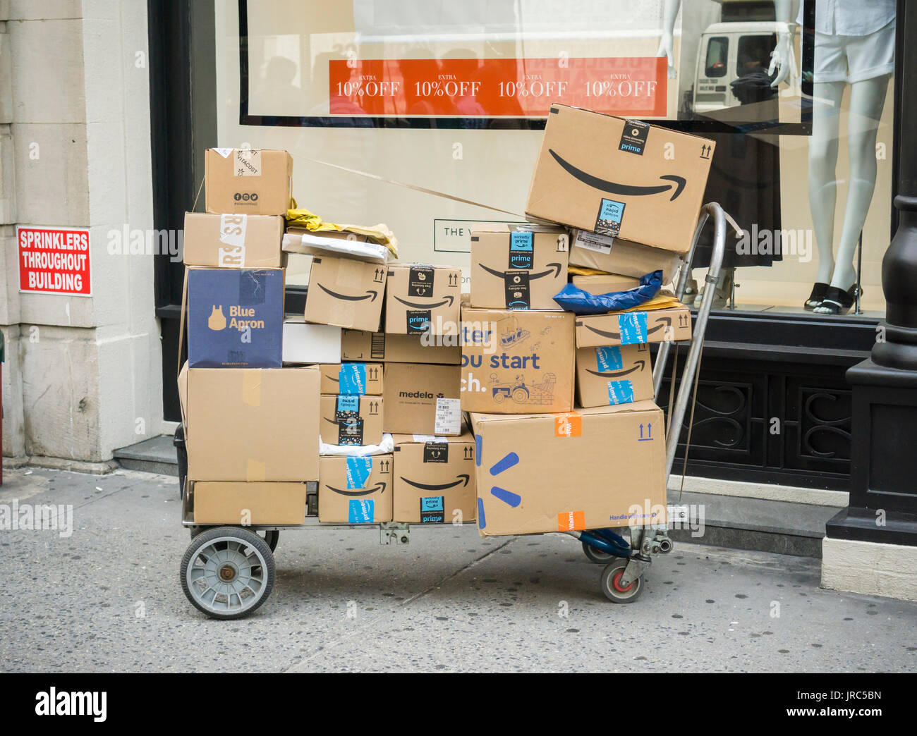 An unattended handcart laden with packages, including, Blue Apron and Amazon,  in the Flatiron neighborhood of New York on Friday, July 28, 2017. (©  Richard B. Levine Stock Photo - Alamy