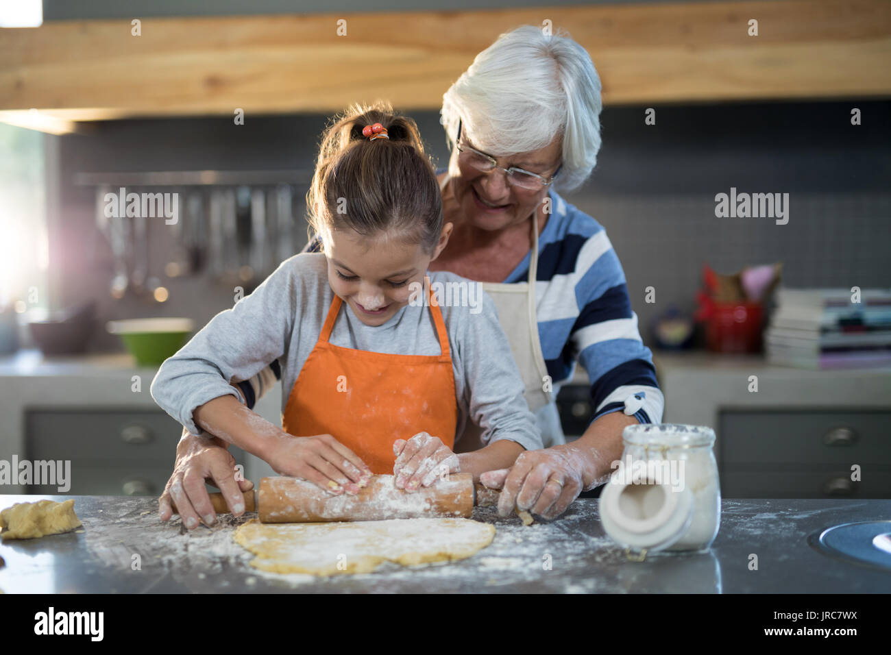 Как помочь внучке. Бабушка и внучка пекут. Помогает бабушке. Бабушка и тесто. Внучка помогает бабушке.