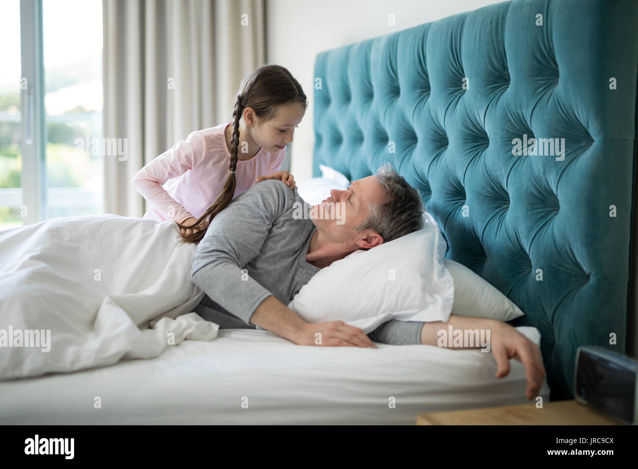 Father sleep daughter. Фотосессия в постели папа. Папа в спальне. Папа с дочкой несовершеннолетней в кровати.