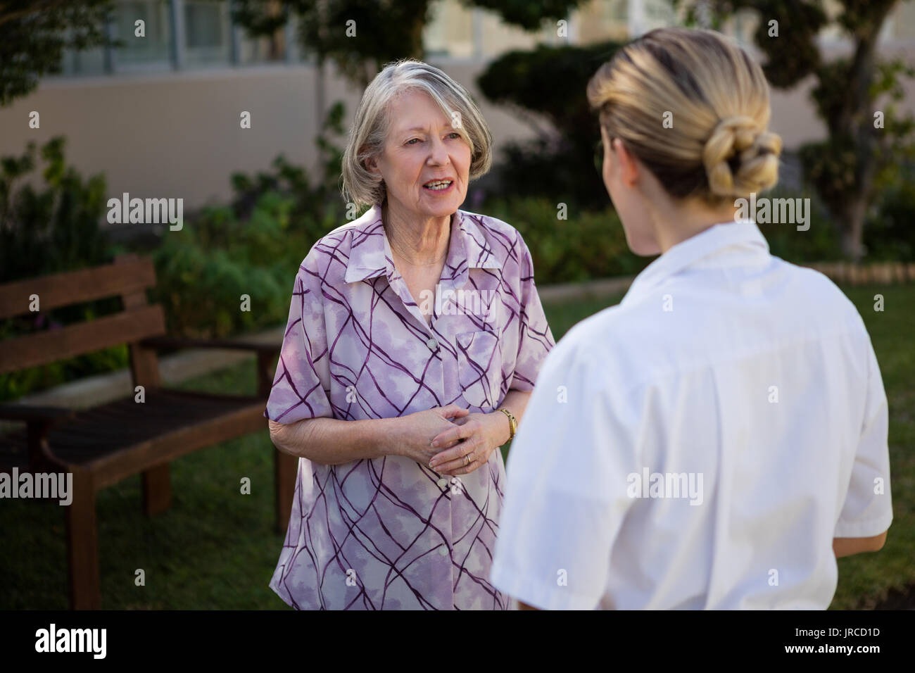 Doctor speaking to elderly woman hi-res stock photography and images ...