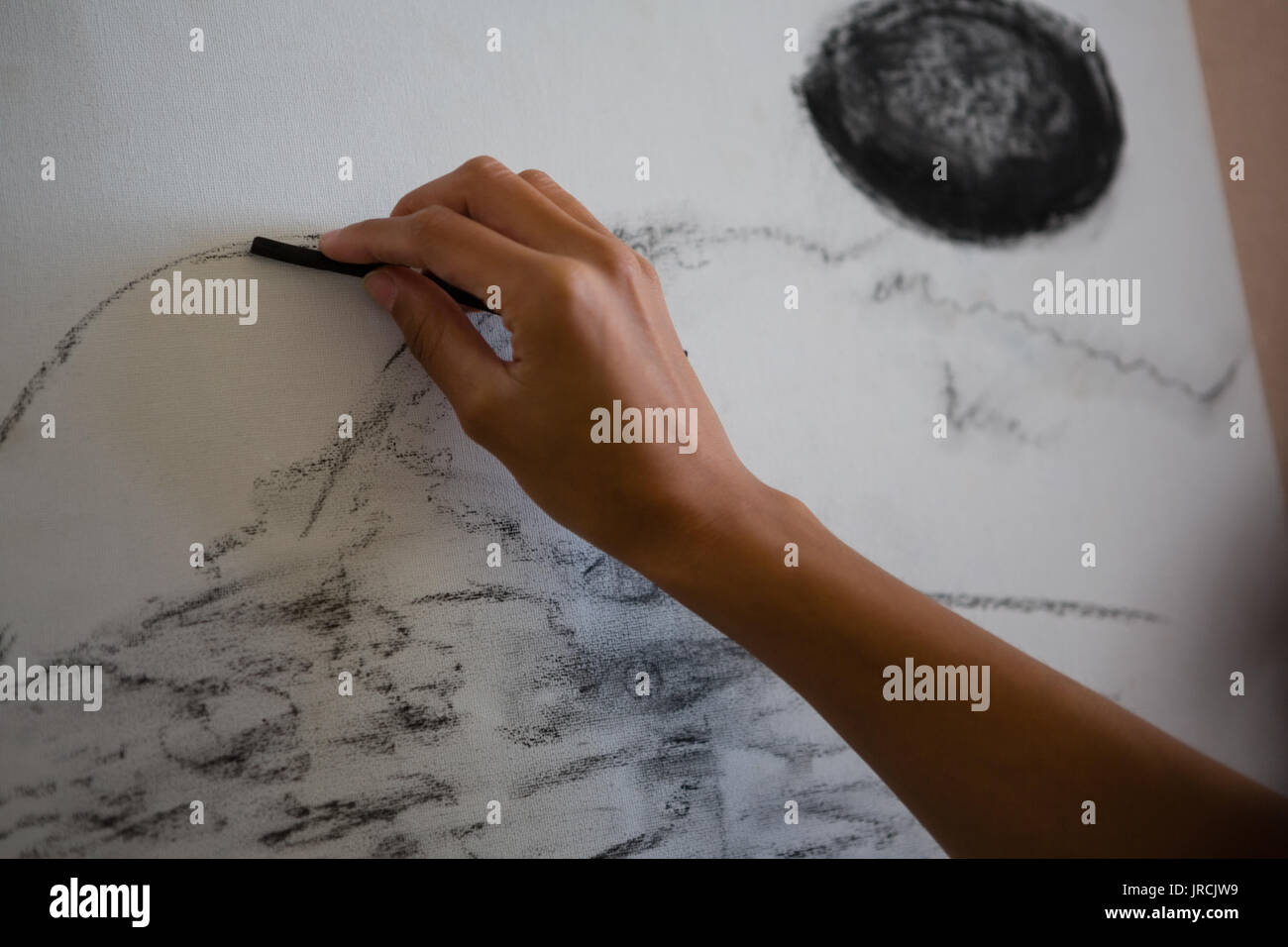 Female artists hand painting hi-res stock photography and images - Alamy