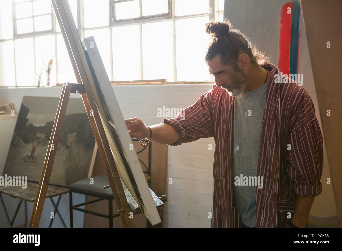 Man painting on easel hi-res stock photography and images - Alamy