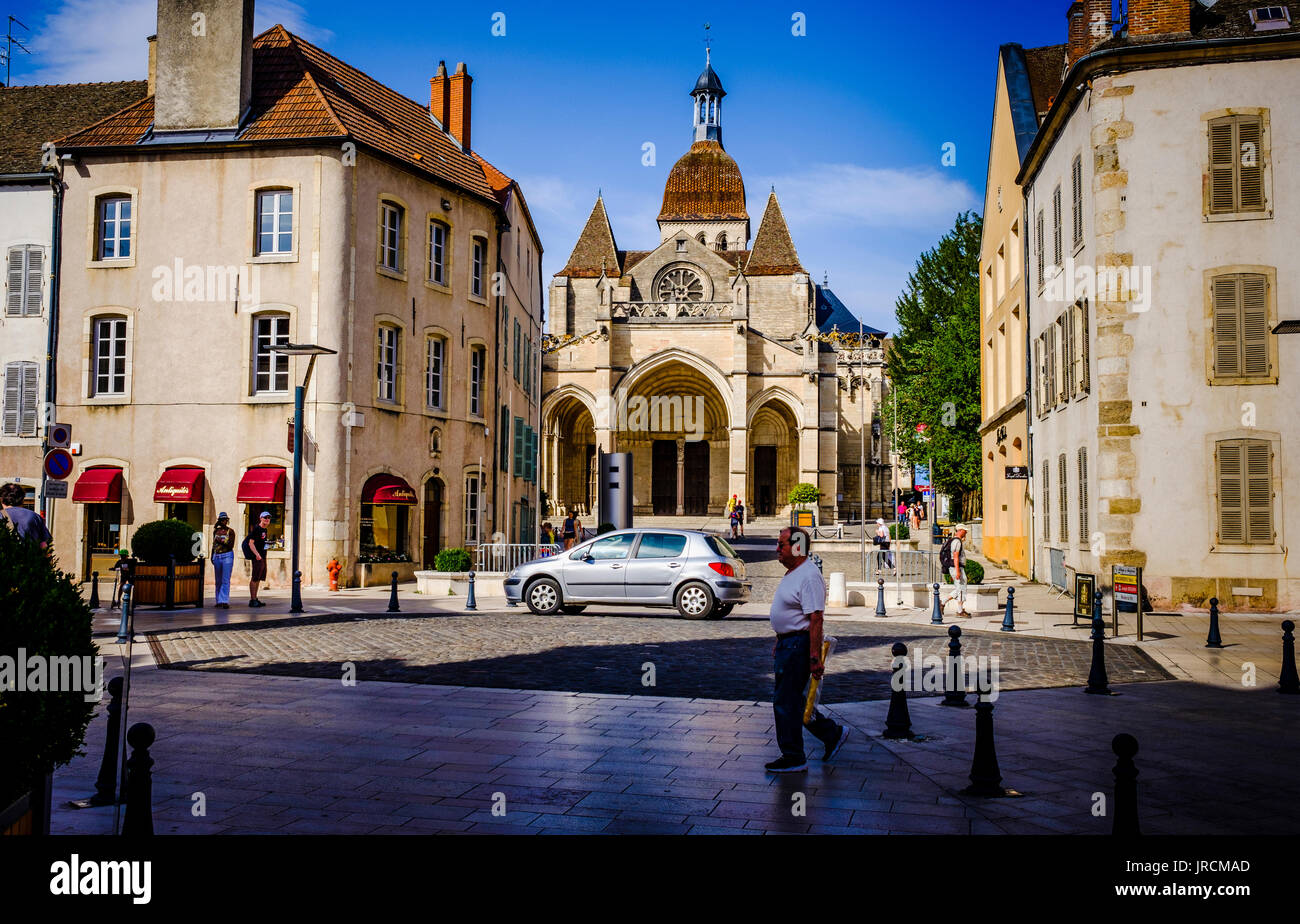 Street scene in Beaune, Burgundy, France looking towards the church Notre Dame Stock Photo