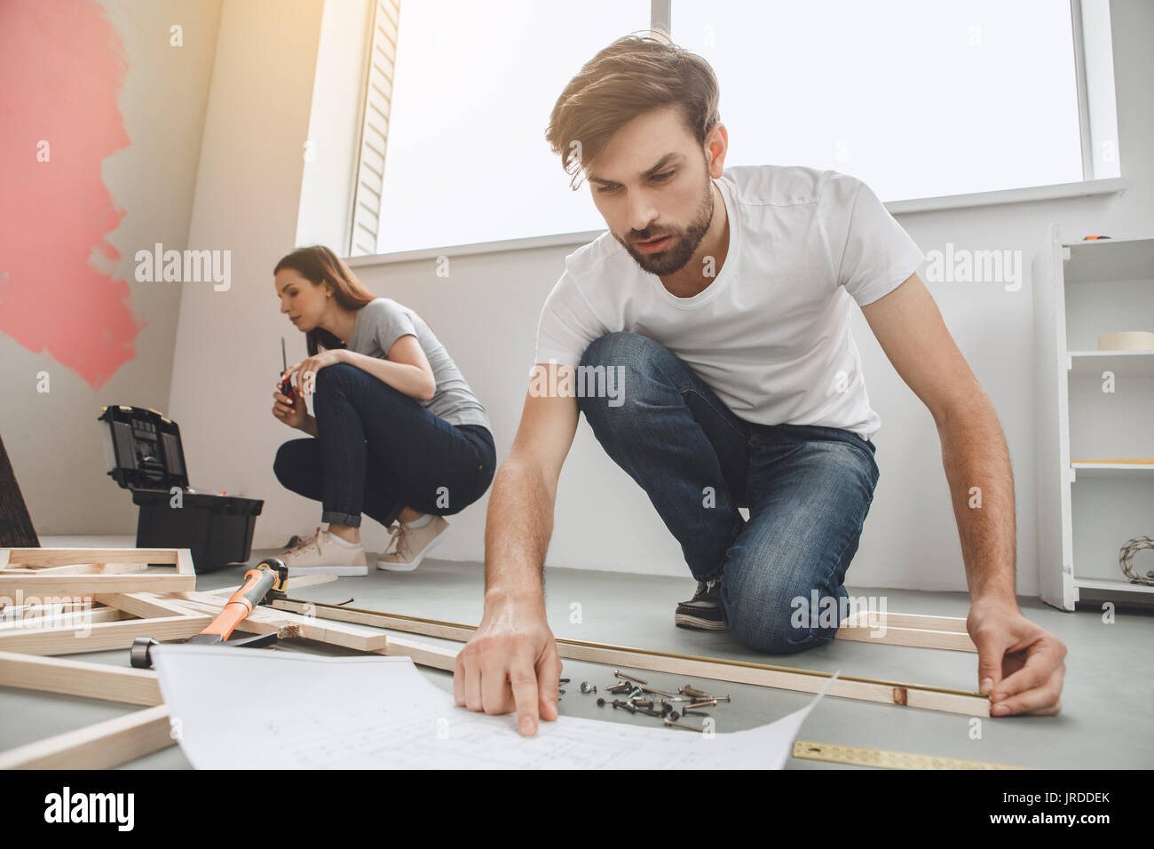 Мужик делает ремонт в квартире. Что должен делать мужик дома. Мужчина уборка. Мужчина дела по дому. Сделать мужчину в доме.