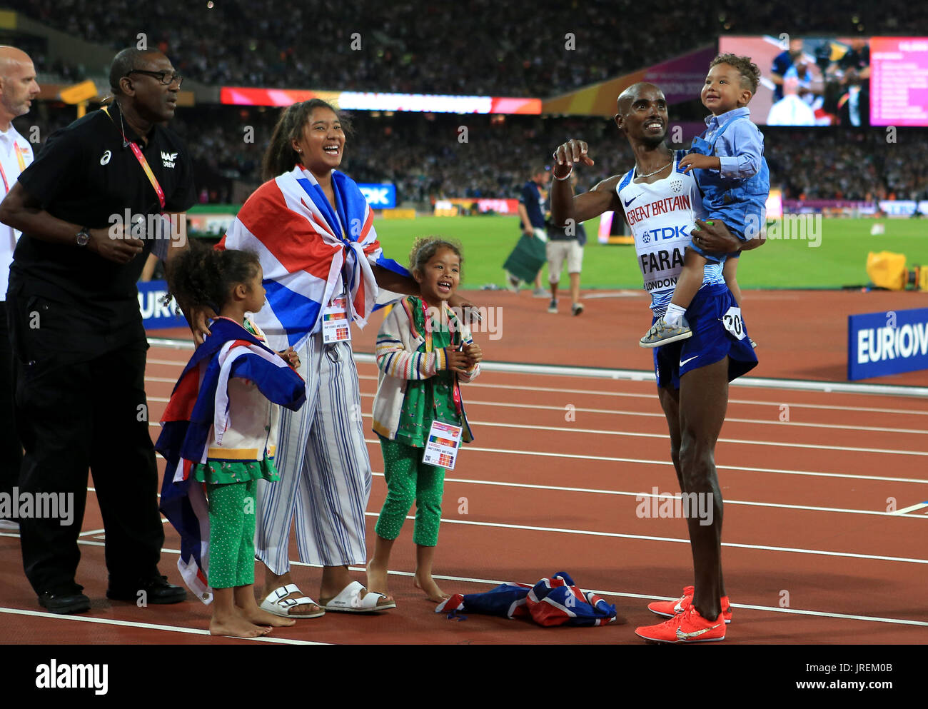 Great Britain's Mo Farah celebrates winning the men's 10,000 metre final  with his children Amani, Aisha, Rhianna and Hussein Mo during day one of  the 2017 IAAF World Championships at the London