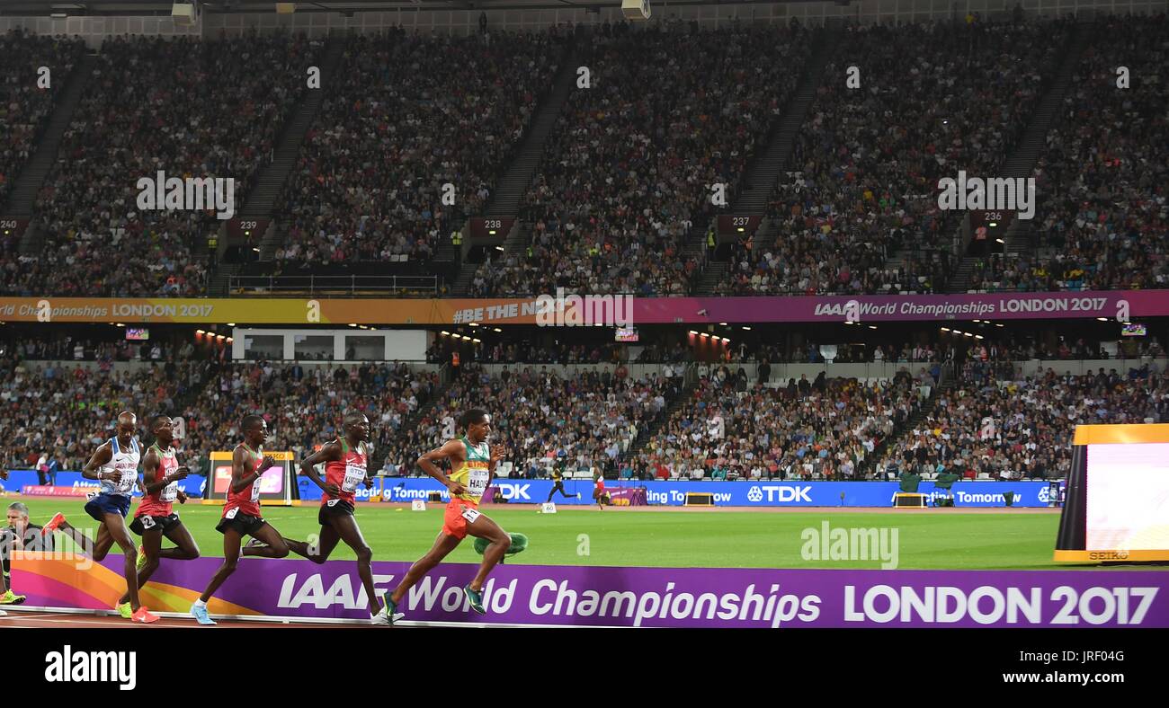 Stratford, UK. 4th Aug, 2017. The leaders go past the finish line in the 10,000m mens final. Mo Farah (GBR) far left. IAAF World athletics championships. London Olympic stadium. Queen Elizabeth Olympic park. Stratford. London. UK. 04/08/2017. Credit: Sport In Pictures/Alamy Live News Stock Photo