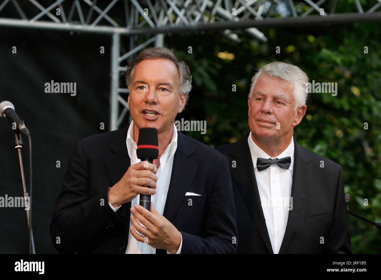 Worms, Germany. 4th August 2017. Nico Hofmann (left), the intendant of the Nibelung Festival, and Michael Kissel, the Lord Mayor of Worms, address the reception ahead of the premiere. Actors, politicians and other VIPs attended the opening night of the 2017 Nibelung Festival in Worms. The play in the 16. Season of the festival is called ‘Glow - Siegfried of Arabia’ from Albert Ostermaier. Credit: Michael Debets/Alamy Live News Stock Photo
