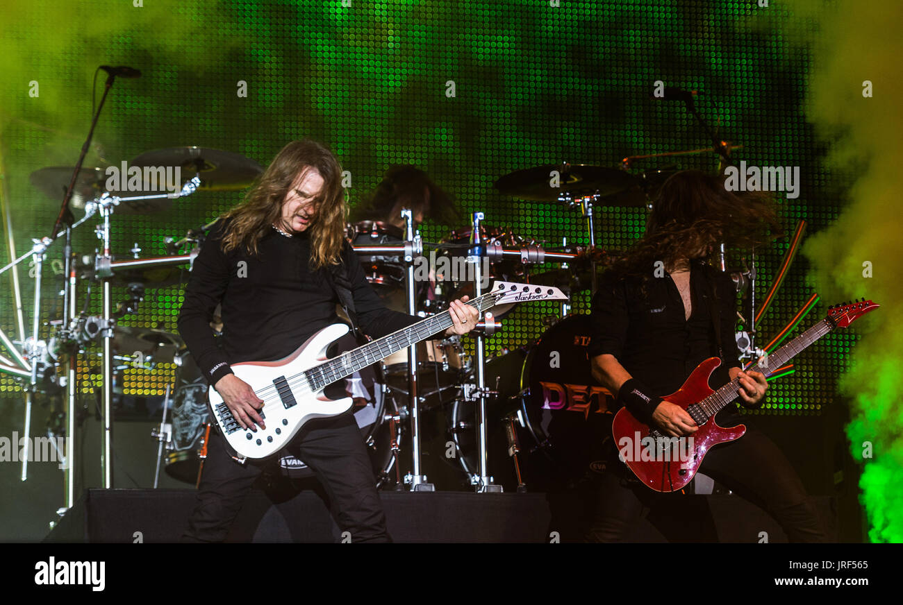 Page 2 Chris Warren High Resolution Stock Photography And Images Alamy https www alamy com david warren ellefson l bass player and christopher alan chris broderick image152153405 html