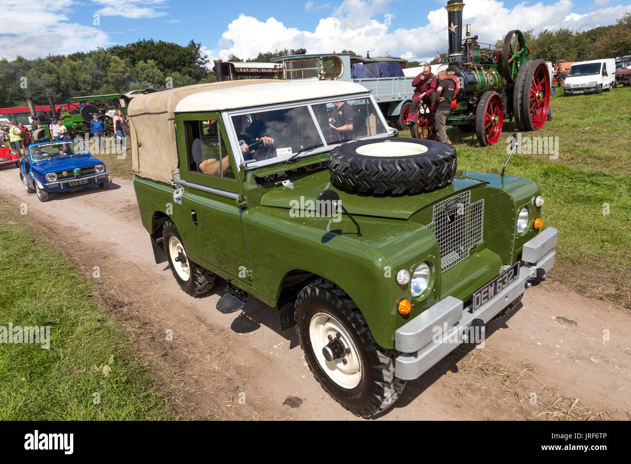 Brackenfield, Derbyshire, UK. 5th August 2017. A classic 1971 restored Land Rover arriving at the 47th Cromford Steam rally. The annual event is popular with enthusiasts of steam traction engines, vintage lorries, tractors and motor vehicles. Credit: Mark Richardson/Alamy Live News Stock Photo