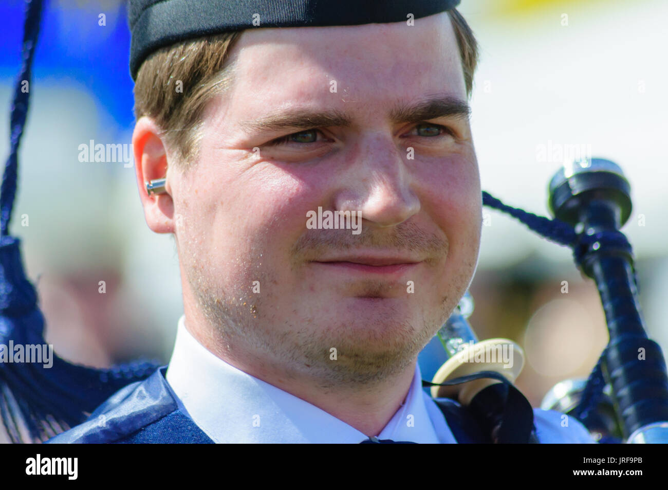 Dundonald, Scotland, UK. 5th August, 2017. A male member of the pipe band plays the bagpipes