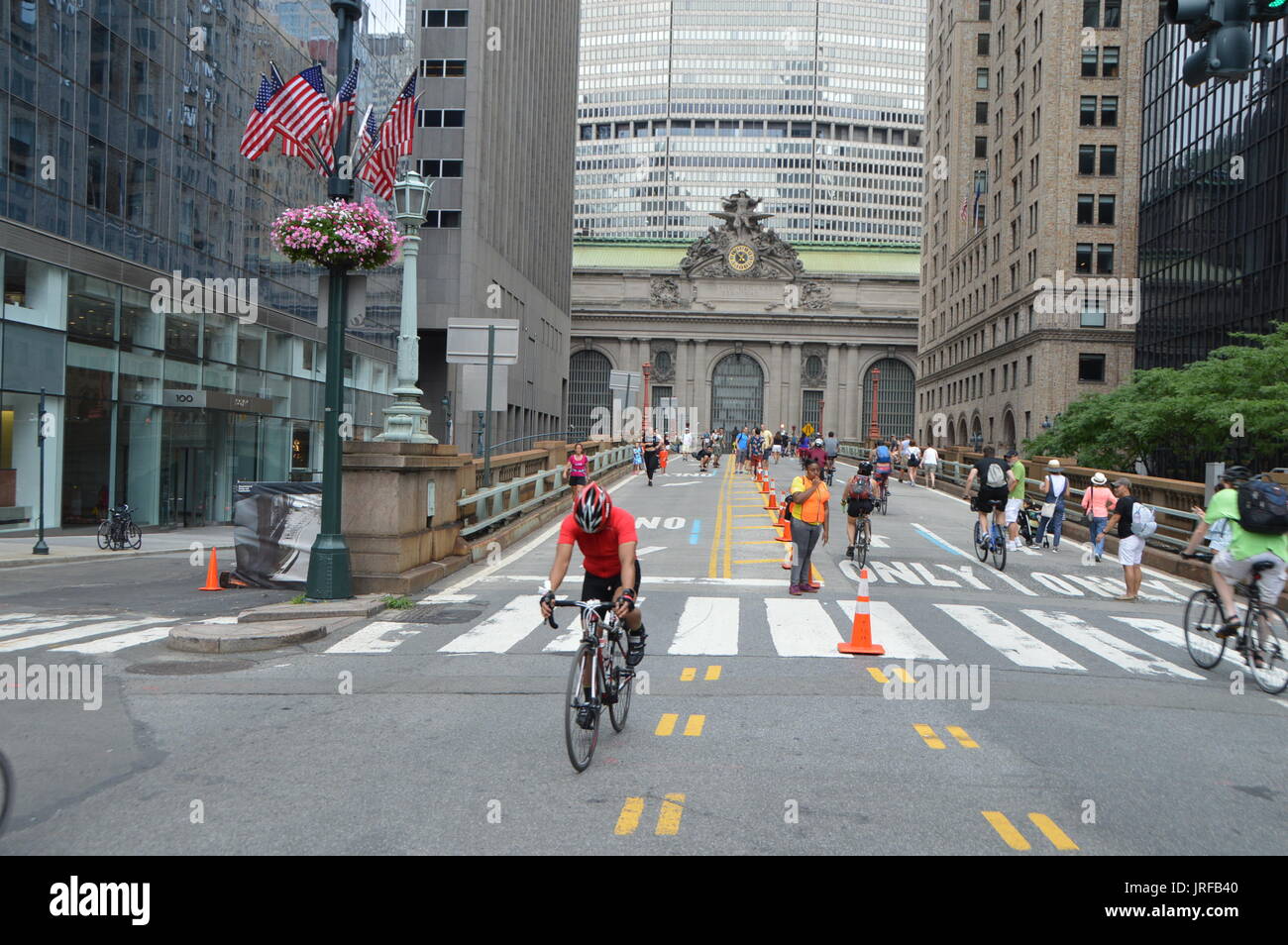 New York, USA. 05th Aug, 2017. Manhattan, New York, August 5th, 2017. Bicyclists, joggers and walkers enjoy Car Free Streets on Park Ave as part of New York City's Summer Streets. Credit: Ryan Rahman/Alamy Live News Stock Photo