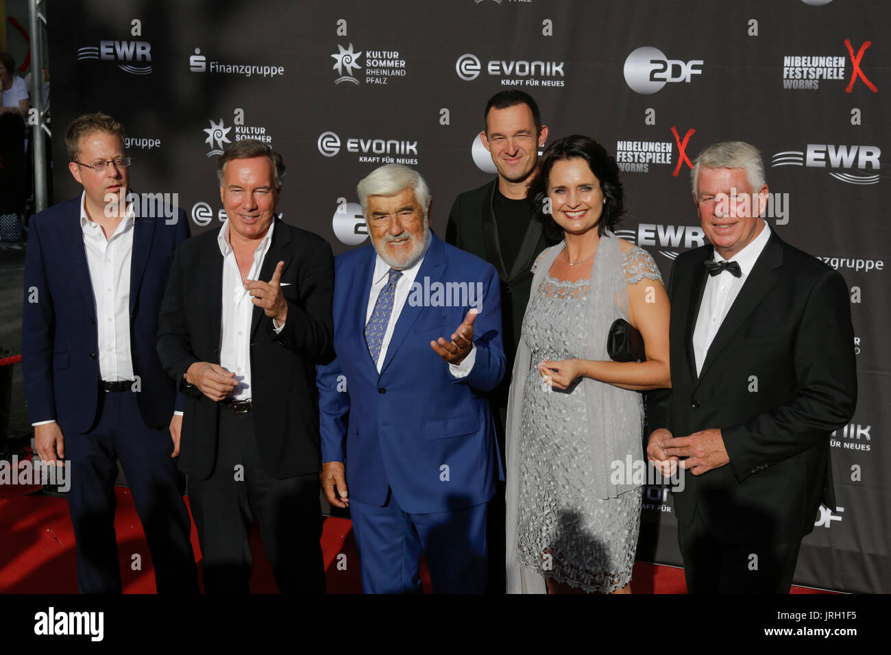 Worms, Germany. 04th Aug, 2017. Nico Hofmann, the intendant of the Nibelung Festival, German actor Mario Adorf, author Albert Ostermaier, Kathrin Anklam-Trapp, the local member of the Rhineland-Palatine parliament, and Michael Kissel, the Lord Mayor of Worms pose from left to right on the red carpet for the cameras. Actors, politicians and other VIPs attended the opening night of the 2017 Nibelung Festival in Worms. The play in the 16. Season of the festival is called ‘Glow - Siegfried of Arabia' from Albert Ostermaier. Credit: Michael Debets/Pacific Press/Alamy Live News Stock Photo