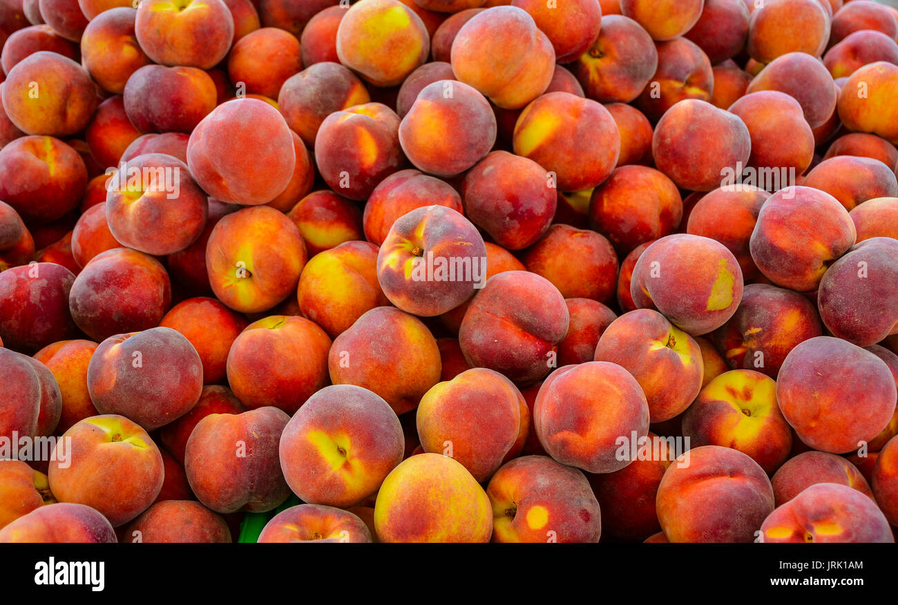 'Contender' Yellow Peaches in Farmer's Market - Napier, New Zealand Stock Photo