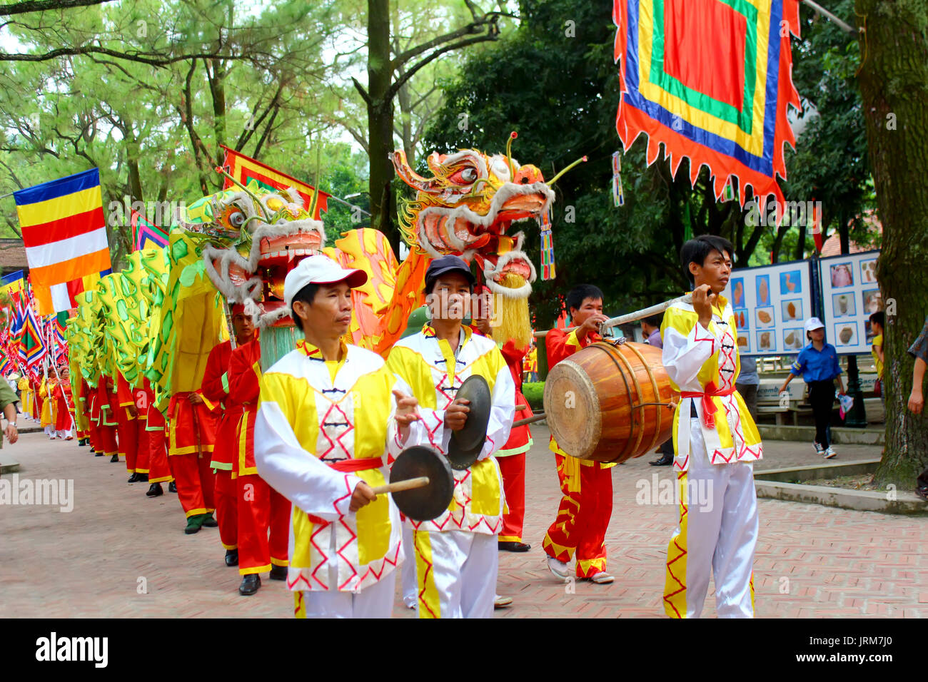 HAI DUONG, VIETNAM, SEPTEMBER, 10: a group of Asian people dance dragon in folk festivals on September, 10, 2014 in Hai Duong, Vietnam Stock Photo