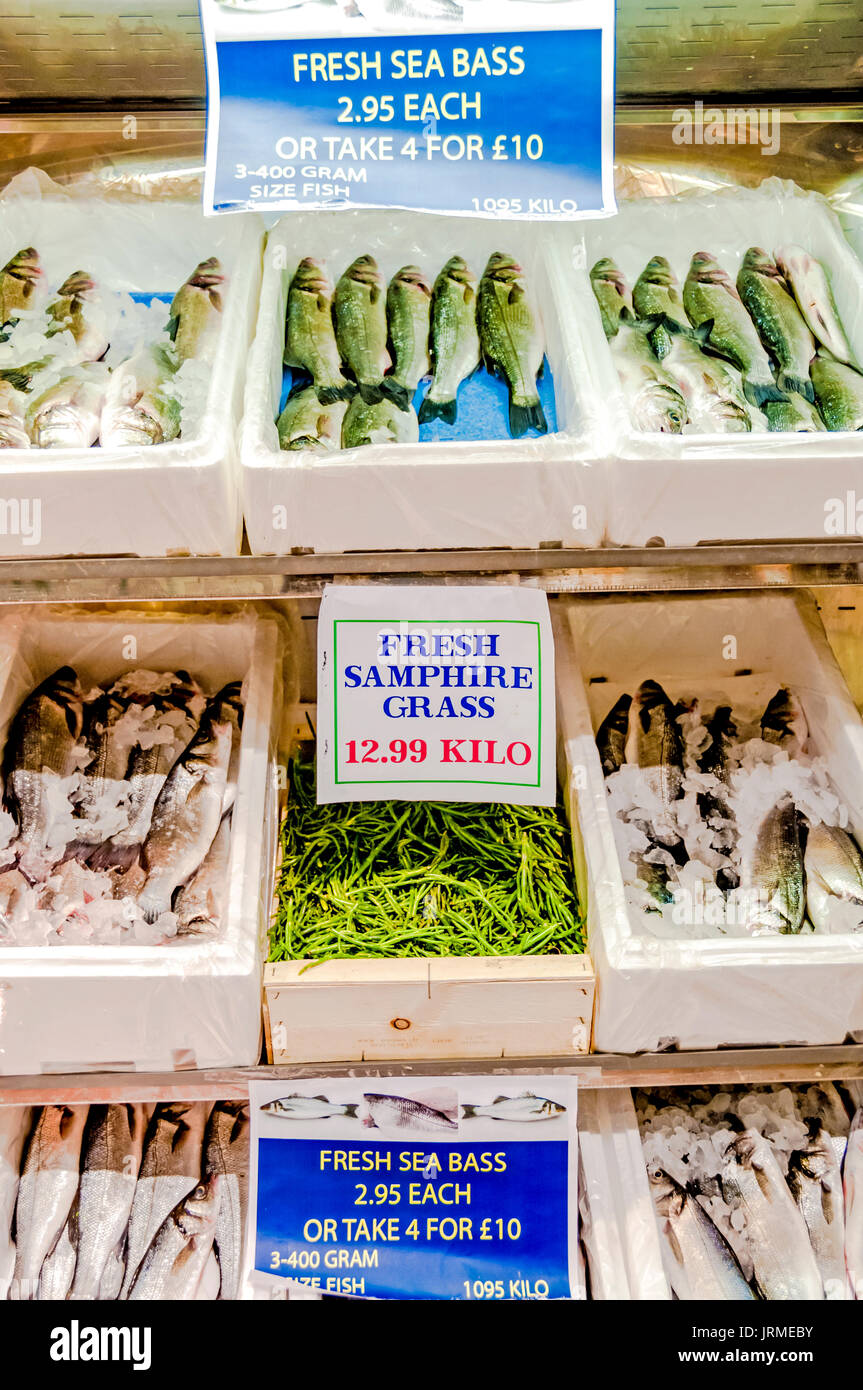 Food on Display at a market stall, Covered market, Oxford; Auslage eines Marktstandes mit Fisch in Oxford Stock Photo
