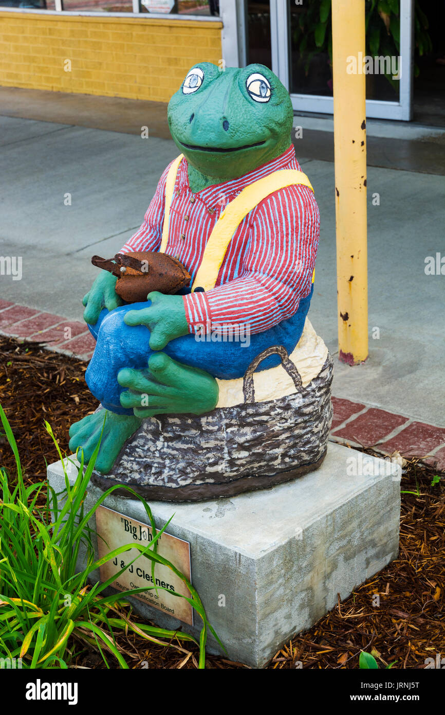 Louisiana, Acadia Parish, Rayne, 'Frog Capital of the World' aka 'Louisiana City of Murals'  frog statuette, sitting on laundry basket in front of cle Stock Photo