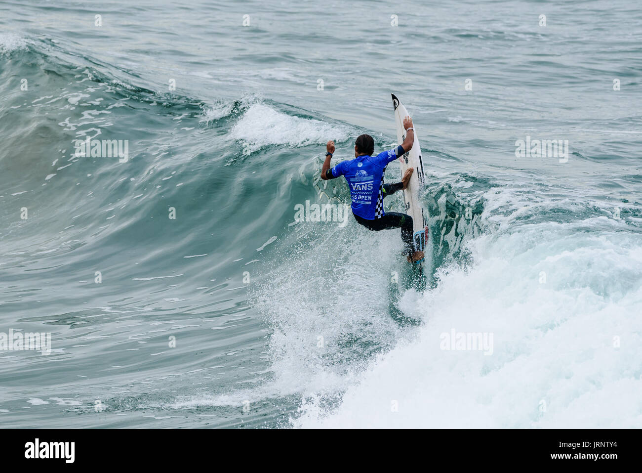 Huntington Beach, USA. 05 August, 2017. Kanoa Igarashi (USA) puts local knowledge to good use as he wins his round 5 heat, adcancing into the quarter finals at the 2017 VANS US Open of Surfing. Credit: Benjamin Ginsberg/Alamy Live News. Stock Photo