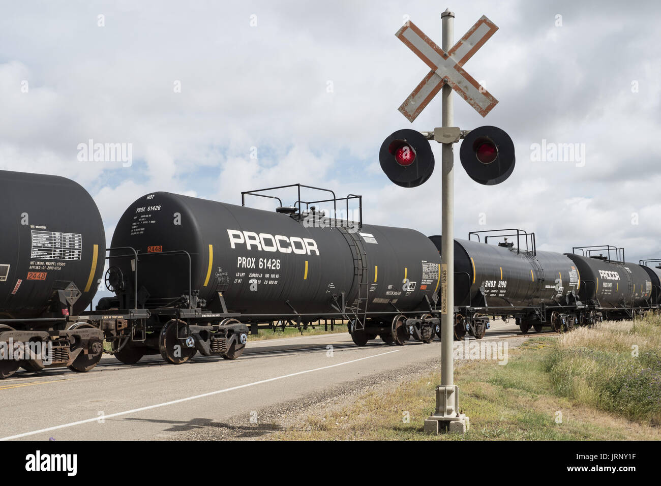 Shaunavon, Saskatchewan, Canada. 26th Aug, 2016. Tanker cars carrying