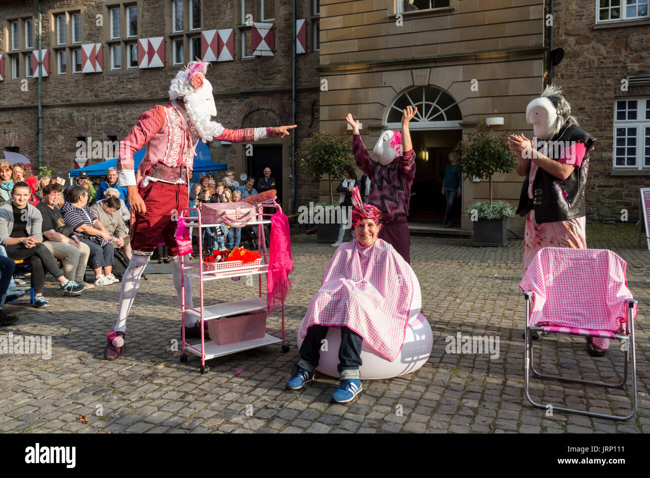 Mülheim an der Ruhr, Germany, 5 August 2017. Members of the Welsh theatre group Hijinx perform 'Pin, Curl & Dyesome' at the Broicher Schlossnacht festival at Schloss Broich castle in Mülheim/Ruhr, Germany. The show with performers from Prestatyn/Wales is set in a quirky and ficticious hair saloon. Photo: Bettina Strenske/Alamy Live News Stock Photo