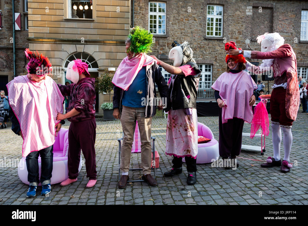 Mülheim an der Ruhr, Germany, 5 August 2017. Members of the Welsh theatre group Hijinx perform 'Pin, Curl & Dyesome' at the Broicher Schlossnacht festival at Schloss Broich castle in Mülheim/Ruhr, Germany. The show with performers from Prestatyn/Wales is set in a quirky and ficticious hair saloon. Photo: Bettina Strenske/Alamy Live News Stock Photo