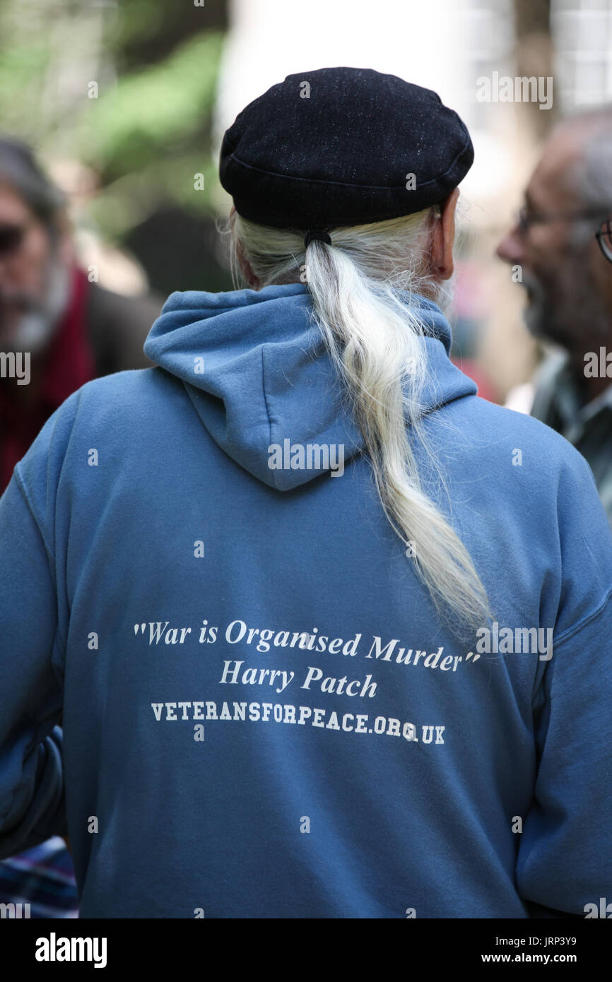 London, UK. 6th August, 2017. Folk singer Jim Radford of Veterans for Peace addresses peace campaigners attending the annual Hiroshima Day anniversary event in Tavistock Square, next to the commemorative Hiroshima cherry tree. Credit: Mark Kerrison/Alamy Live News Stock Photo