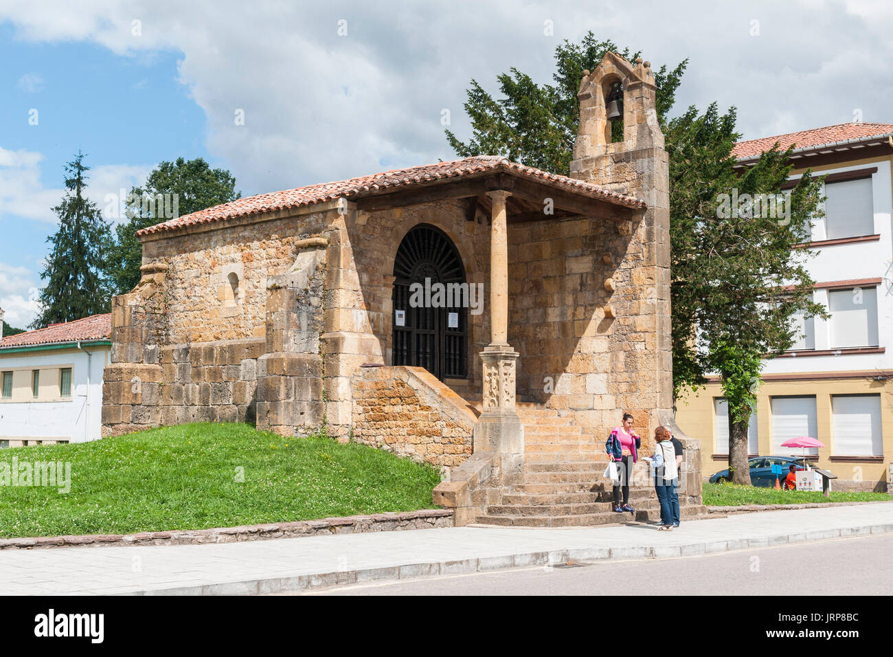 Capilla y dolmen de Santa Cruz. Cangas de Onís. Asturias. España Stock