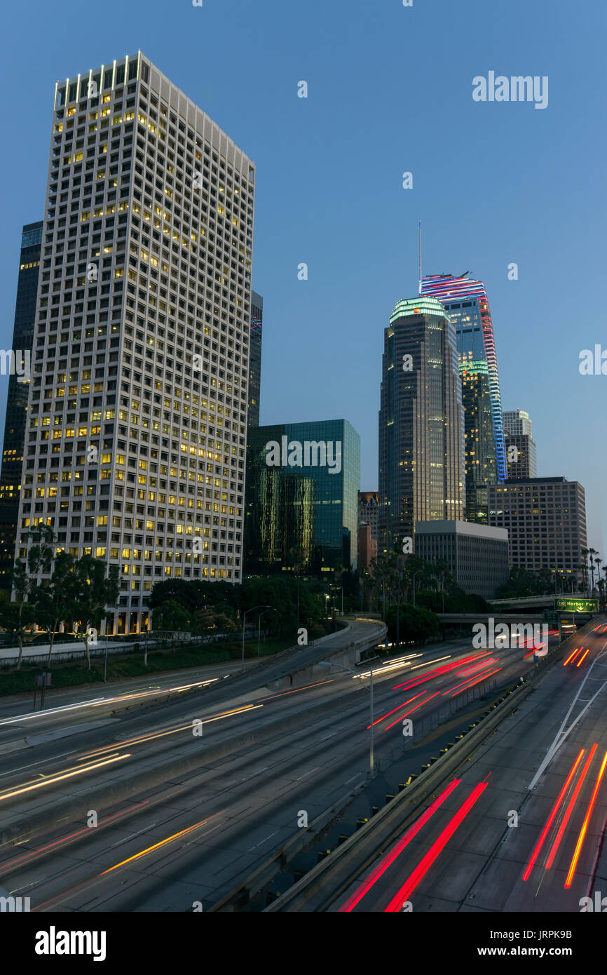 Anochecer en la ciudad de Los Angeles, California, es una típica ciudad de Estados Unidos de America, con trafico y rascacielos, una economia activa Stock Photo