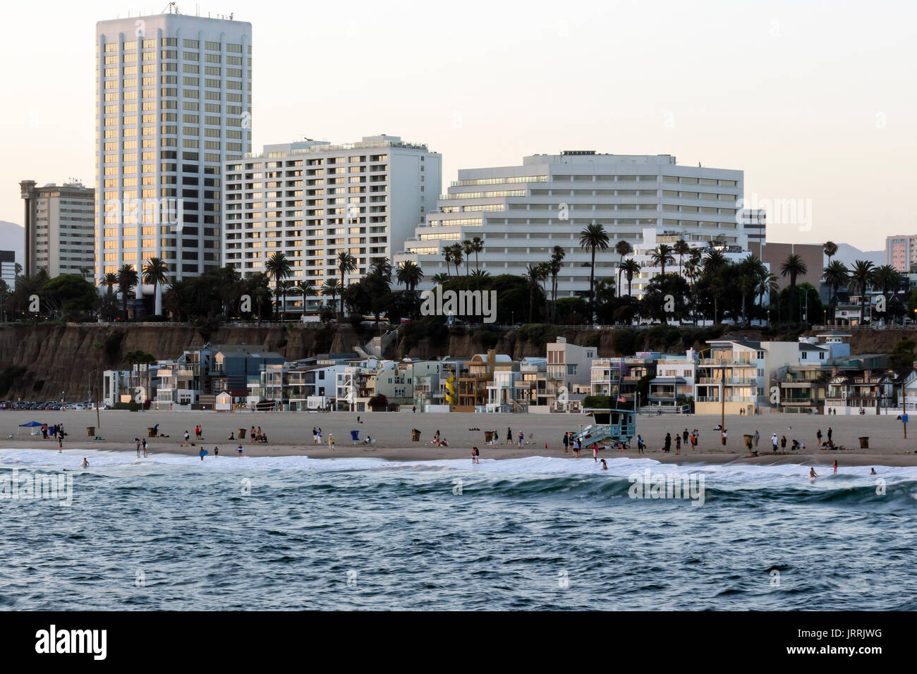 Playas de Santa Monica, cercano a la Ciudad de Los Angeles  CA, la foto fue tomada desde el Muelle de Santa Monica antes del anochecer Stock Photo