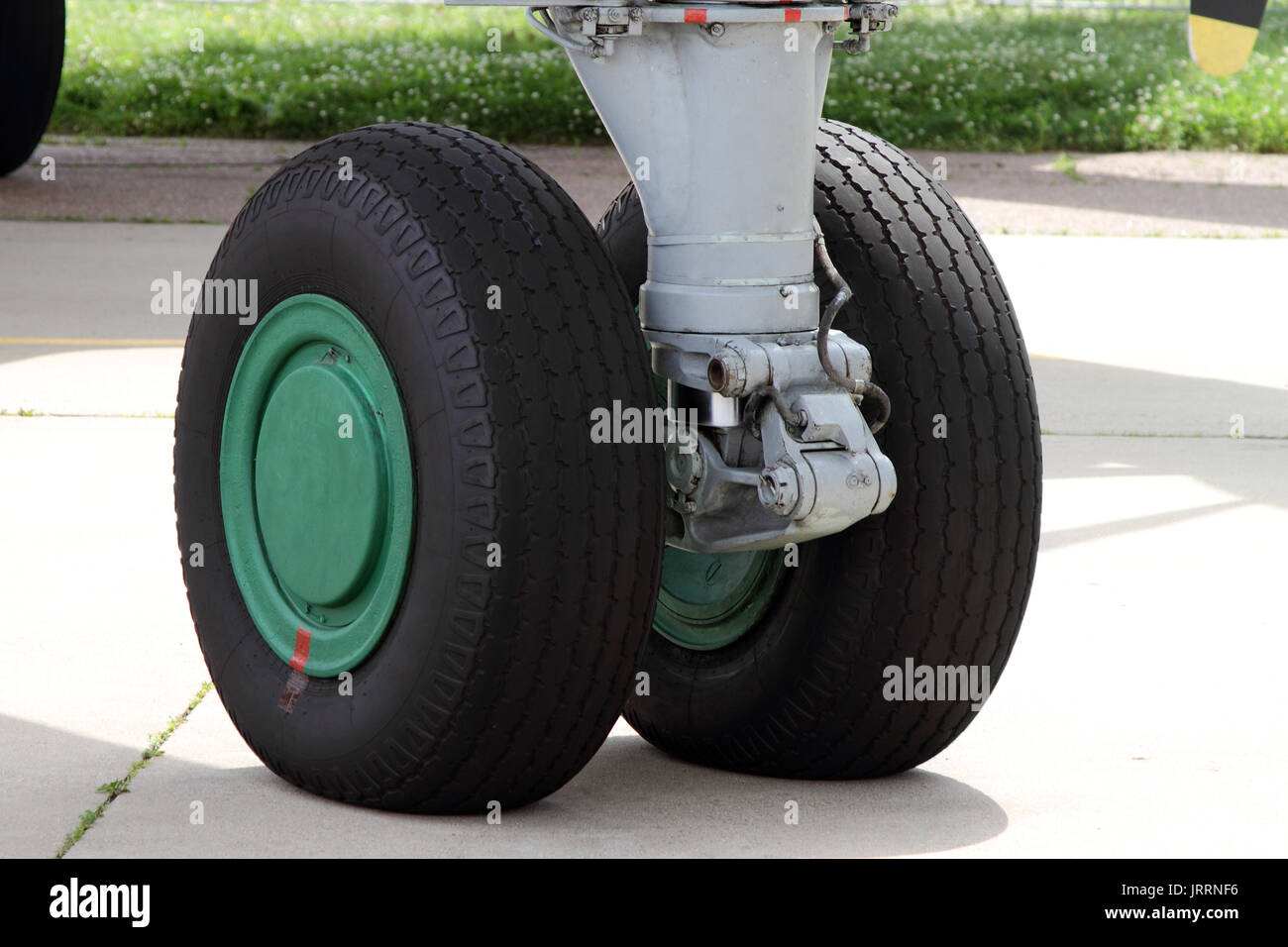Front landing gear hi-res stock photography and images - Alamy